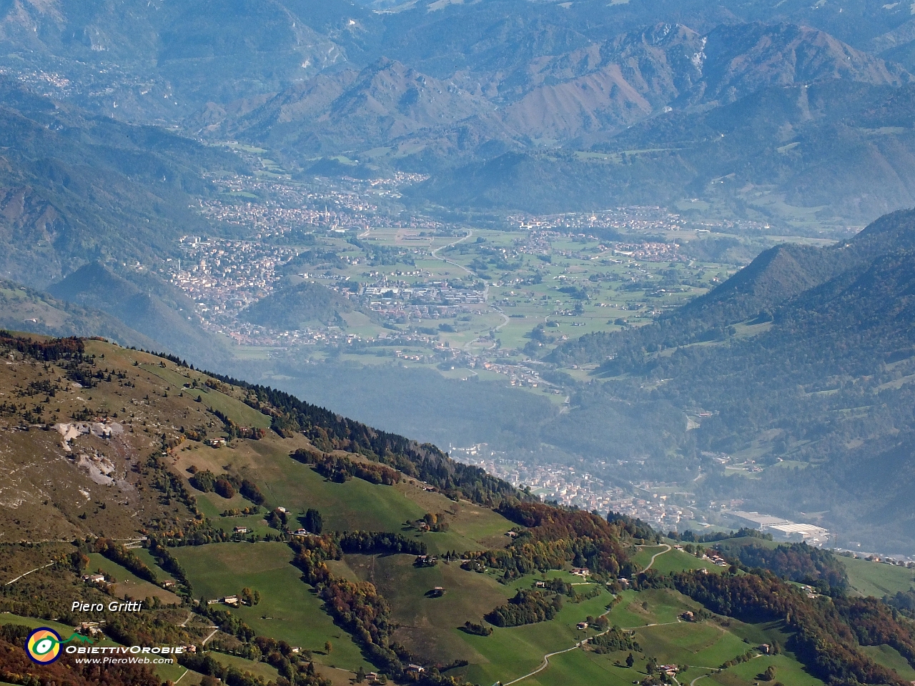 65 Zoom sulla bella conca di Clusone.JPG